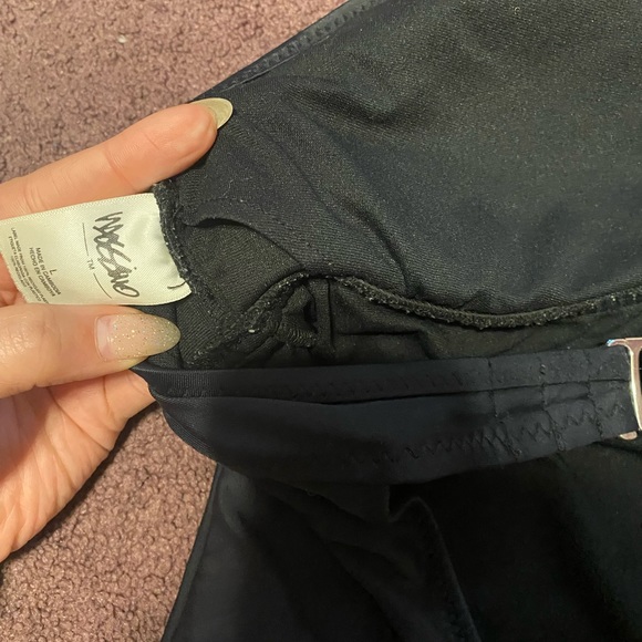 Target one piece bathing suit crisscross detail size L - Picture 4 of 4